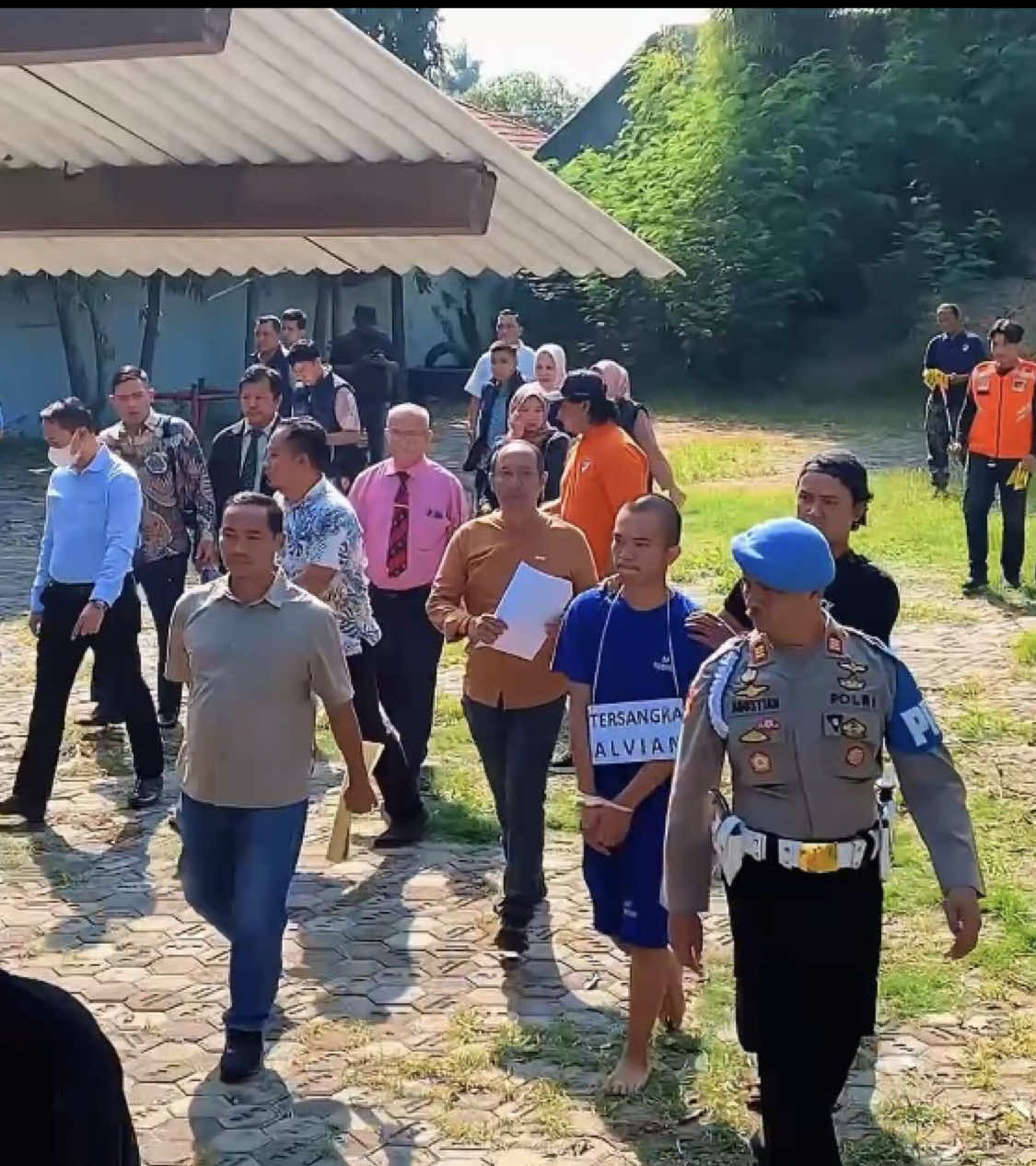 Al-Fatihah.. Putri Apriyani🥀🕊️💐 Rekonstruksi kasus pembunuhan sadis terhadap Putri Apriyani (24) dengan tersangka mantan polisi Bripda Alvian Maulana Sinaga (23) digelar di lapangan tembak Polres Indramayu, Jumat (12/9/2025). Rekonstruksi berlangsung tertutup di Mapolres Indramayu sejak pukul 08.00 WIB, dihadiri tersangka, penyidik, saksi, jaksa, kuasa hukum pelaku, serta kuasa hukum korban. Namun pihak keluarga kecewa karena tidak diperbolehkan menyaksikan jalannya rekonstruksi. Kericuhan terjadi saat Tersangka hendak dibawa masuk mobil tahanan. sejumlah keluarga korban menerobos barisan polisi karena merasa kecewa. Situasi sempat memanas beberapa menit sebelum akhirnya berhasil diredam, dan tersangka dibawa menggunakan mobil tahanan. Paman Korban, Tamsin, menilai rekonstruksi terkesan berbeda dari kasus lain. 