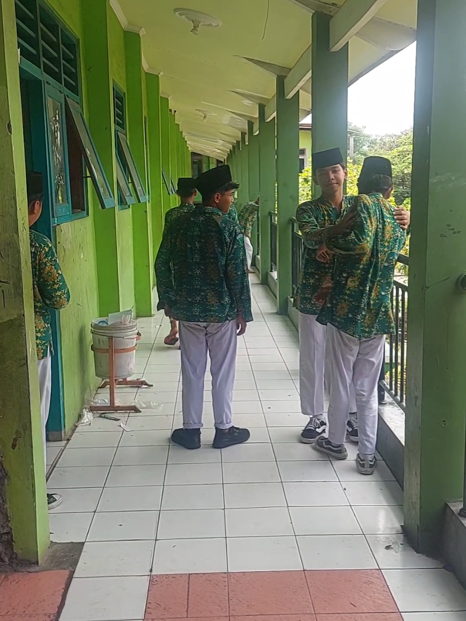 Setahun wis ngising ping piro bolo, lali toh? Itulah definisi ikhlas. Kita mengeluarkan sesuatu tapi rak dieling eling. #mtsnuraum  #ikhlas #september  #2025 
