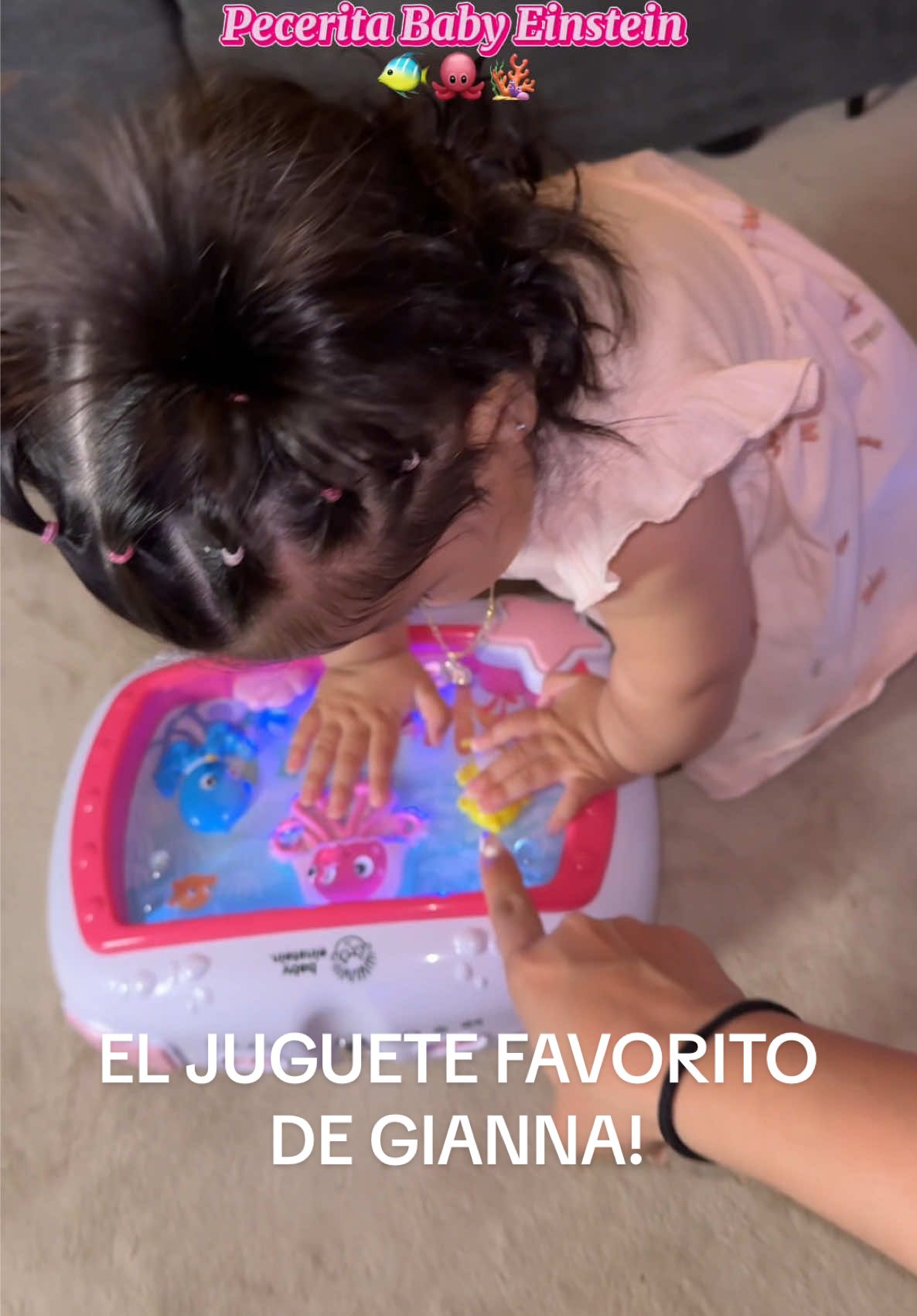 Ella sigue amando mucho su pecerita de luces de @Baby Einstein @Kids2Shop USA  Es un juguete que entretiene, estimula y calma al mismo tiempo, perfecto para hacer tummy time!  #babytoys #tummytime #tummytimetoy #babyeinsteinaquarium #babymusthaves 