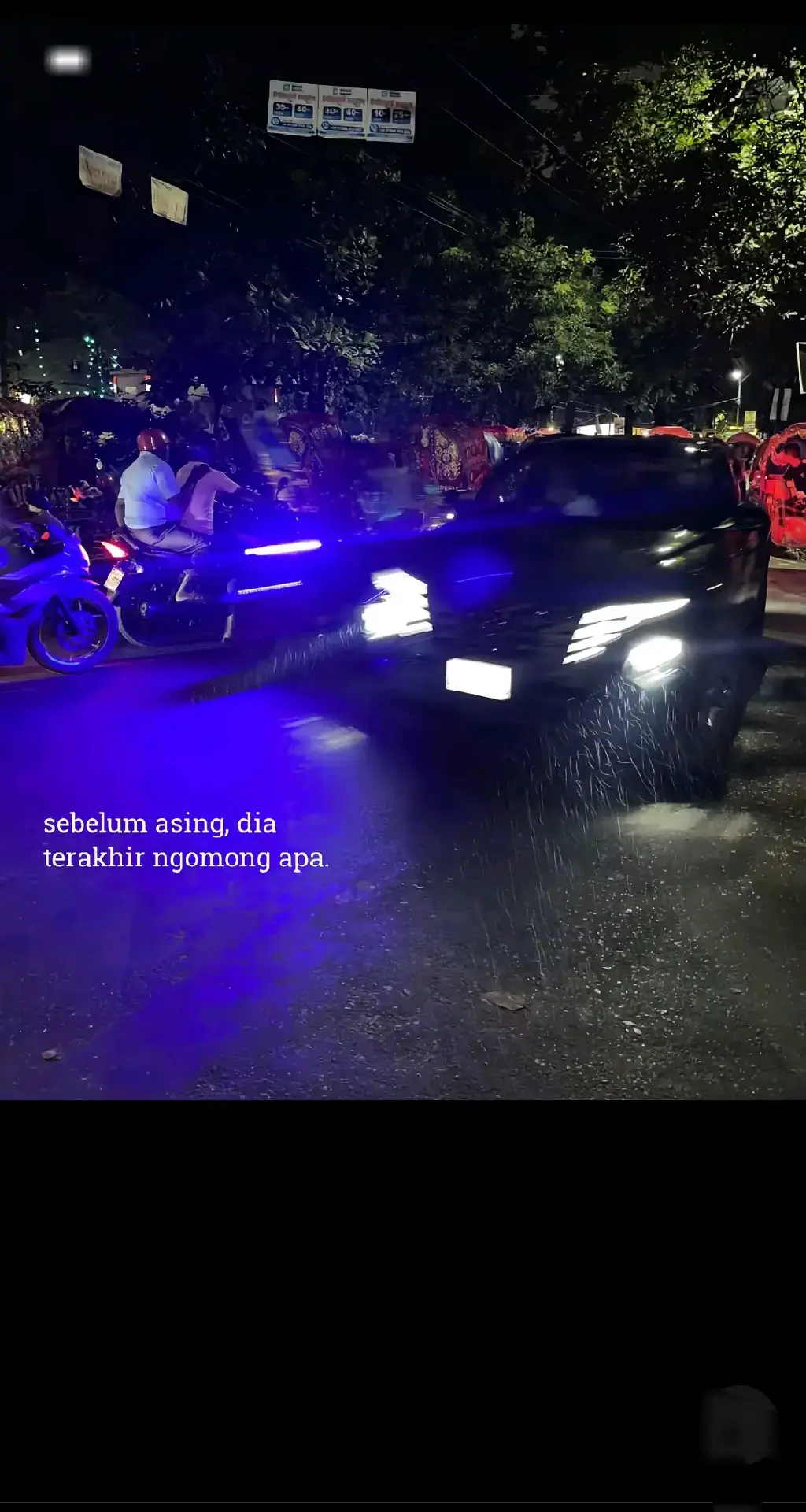 Bahan-bahan: 1 ekor ayam utuh, buang jeroannya dan cuci bersih 4 sendok makan kecap manis 1 sendok makan unsalted butter Bumbu untuk dihaluskan: 8 siung bawang putih 1 sendok teh ketumbar ½ sendok teh kaldu ayam bubuk ½ sendok makan garam ½ sendok teh lada bubuk 1 sendok teh daun rosemary kering 1 sendok makan gula merah ½ sendok makan cabai bubuk ½ sendok makan paprika bubuk 1 buah jeruk nipis, ambil air perasannya saja Cara membuat Ayam Panggang Oven: Tusuk-tusuk ayam dengan garpu agar daging ayam lebih lembut dan bumbu lebih mudah menyerap. (Anda bisa membelah ayam pada bagian dada agar ayam menjadi melebar kesamping agar lebih mudah dimasukkan ke dalam oven). Lumuri ayam dengan bumbu yang telah dihaluskan Pastikan bumbu benar-benar terlumuri secara merata. Diamkan ayam semalaman di kulkas agar bumbu menyerap atau setidaknya selama 2 jam. Setelah ayam dimarinasi, siapkan loyang. Olesi dengan sedikit minyak agar ayam tidak menempel di loyang saat dipanggang. Letakkan ayam di atas loyang. Lelehkan juga ½ sendok makan butter lalu campur dengan 3 sendok makan kecap manis. Aduk merata dan gunakan sebagai olesan ayam saat dipanggang nanti.  Panaskan oven dengan suhu 200 derajat celcius lalu panggang ayam selama 15 menit. Setelah dipanggang 15 menit, olesi ayam dengan campuran kecap dan butter secara merata lalu panggang kembali dengan suhu yang sama. Panggang ayam selama sekitar 75 menit atau hingga ayam matang namun setiap 15 menit sekali olesi kembali ayam dengan campuran kecap dan butter secara merata. Setelah 75 menit atau setelah ayam panggang benar-benar matang, keluarkan dari oven dan Ayam Panggang Oven alias Roasted Chicken siap untuk disajikan. #foryou #foryoupage #fyp 