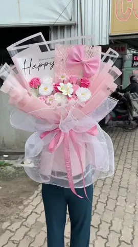 Hot hot hot ❤️❤️❤️ ✅✅ mẫu hoa đơn giản mà sang lắm khách ơi. . . Khách ưng mẫu này ib em ngay ạ❤️   EM NHẬN ĐƠN HOA 14/2 , 8/3 ... TỐT NGHIỆP từ hôm nay nhé  Có cọc trước giữ ưu đãi khách yêu ơi ❤❤❤ 🎁Khách đặt hoa bên em đơn từ 2xx 🌷Tặng kèm banner có sẵn + thiệp  🍀☘️☘️☘️ 🌻🌻🌻🌻 🌹 HOA SÁP : biểu tượng của tình yêu vĩnh cửu , xinh đẹp và đặc biệt lâu tàn và phai màu như hoa tươi . 🌸 Ưu điểm:  độ bền về màu sắc có thể giữ từ 3-5 năm 🌼 Đặc biệt : hương thơm rất dễ chịu 🚫 Cách bảo quản: tránh nước , tránh nơi ẩm mốc và đặc biệt hạn chế việc trưng bày nơi tiếp xúc ánh nắng trực tiếp. _______________ 💐🌷🌹 𝐓𝐈𝐄̣̂𝐌 𝐇𝐎𝐀 𝐒𝐀́𝐏 𝐓𝐑𝐔́𝐂 𝐇𝐔𝐘̀𝐍𝐇 𝐂𝐀̂̀𝐍 𝐓𝐇𝐎̛ 🏩Đ𝐢̣𝐚 𝐜𝐡𝐢̉: 𝟏𝟓𝐂 𝐍𝐠𝐮𝐲𝐞̂̃𝐧 𝐕𝐚̆𝐧 𝐋𝐢𝐧𝐡, 𝐇𝐮̛𝐧𝐠 𝐋𝐨̛̣𝐢, 𝐂𝐚̂̀𝐧 𝐓𝐡𝐨̛ ☎️𝐇𝐨𝐭𝐥𝐢𝐧𝐞: 𝟎𝟑𝟔.𝟕𝟎𝟎.𝟏𝟓𝟕𝟖 #hoasapcantho #hoa #hoasap #quatang #quasinhnhat                                 