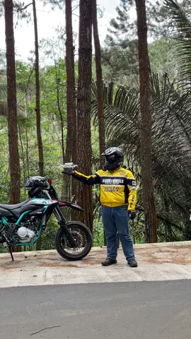 Iseng ngerekam Pak @Gelombang Aspal lagi nerbangin anak nya #randomvideo #dronevideo #wr155r #jalanjalan #touring 
