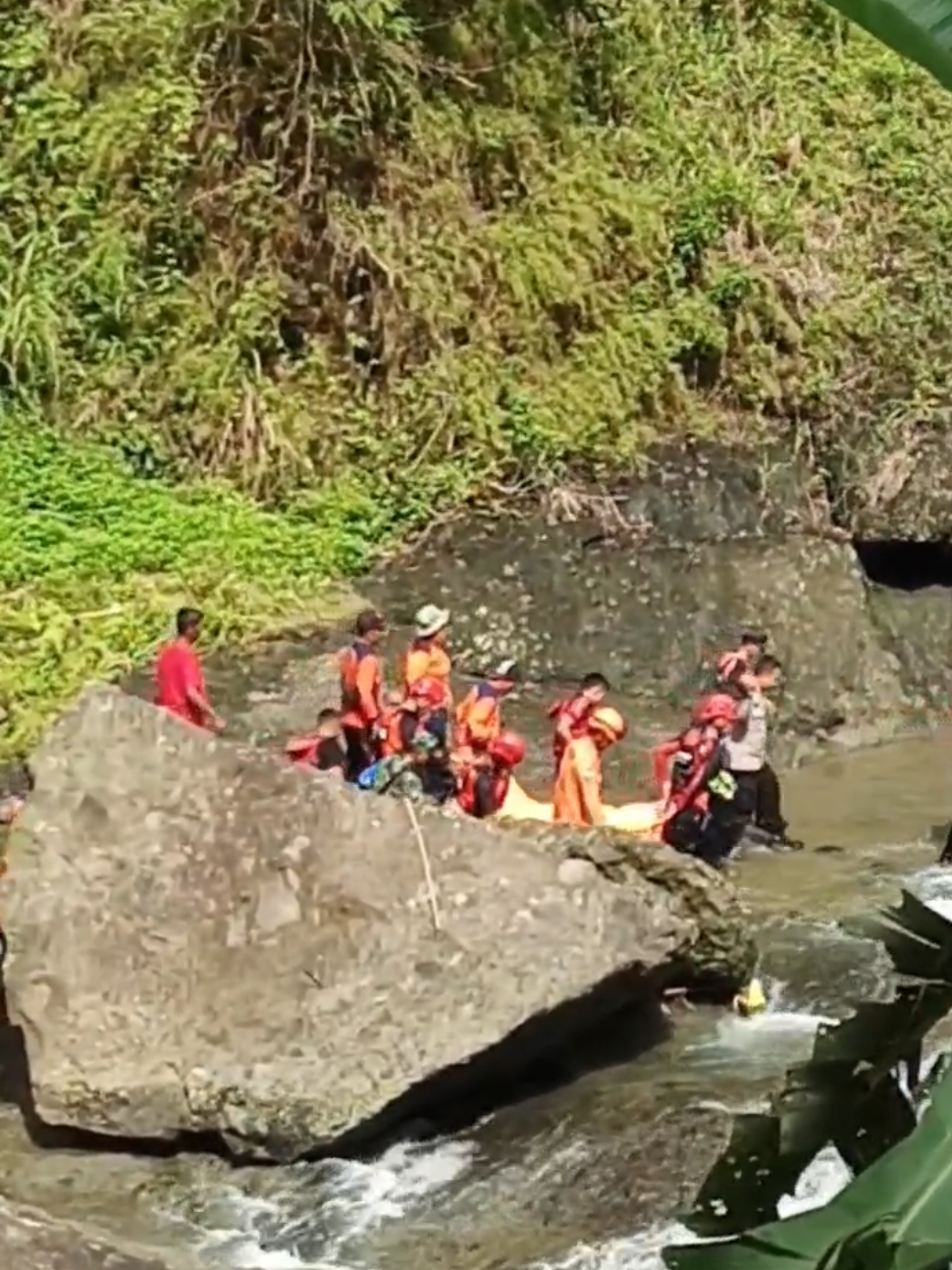Proses evakuasi Alm. Mas Arjun karyawan suci sotang, ditemukan pukul 08.40 WIB. #Arjun #sucisotang #sempor #kebumen #lagiviral 
