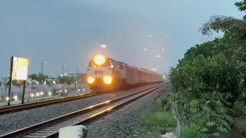 Kereta api melintas di masjid raya Al-Jabbar Bandung. #keretaapi  #kai  #train  #railway  #railroad 
