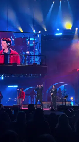 @Jonas Brothers bring out @Neon Trees in Utah!! 