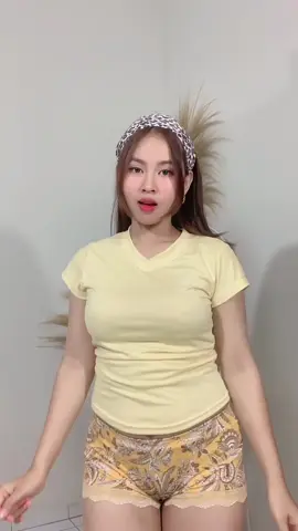 Permisi kuning mau lewat 😍😍 #spillbyreva #hotpants #celanapendek #celanacewek #fyp 