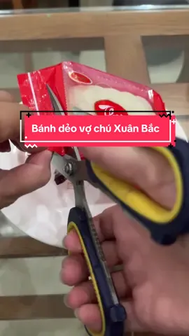 Đu trend chiếc bánh thị phi. Ăn đúng cách như vợ chú Xuân Bắc chỉ. Bánh to, nặng tay. Cảm nhận mùi thơm, vỏ bánh ngon, nhiều trứng không tanh, hậu vị rất ngọt. Tổng kết ăn ổn áp với ai gu bánh dẻo ngọt ☺️#banhdeosentrungmuoi  #banhdeovoxuanbac #banhtrungthu