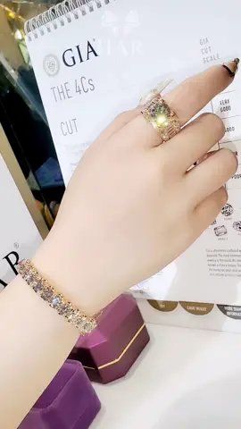 ✨ Siêu phẩm kim cương – đỉnh cao của sự sang trọng và quyền lực. Mỗi viên kim cương lấp lánh đều là minh chứng cho vẻ đẹp bất tận và giá trị vĩnh cửu. 💎  #TrangSucHAR #trangsuchar #vongtaykimcuong #vongtayeternity #HARdiamond 