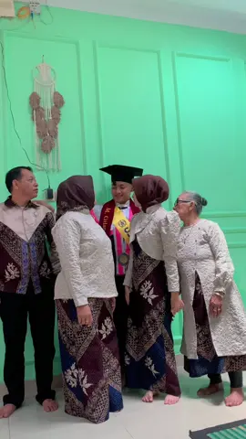 Akhirnya 4 tahun telah terlewati,  terimakasih keluarga kecil ku🥹🤍   Fyi sebenarnya aku anak yang broken home namun selama kurang lebih 8 tahun saya ditemukan oleh keluarga baru yang mencintai mama dan nenek aku setulus hati, Walaupun ayah saya bukan ayah kandung tetapi ayahku menyanyangiku setulus hatinya dan adik perempuan ku adalah anak dari ayahku namun ayahku tidak pernah pilih kasih dalam memberikan perhatian. Dan adik cewek u sudah mengganggap aku sebagai kakak kandungnya sendiri🥹🥹🥹🙏🏻🙏🏻🌹 🙏🏻 #wisuda #isiyogyakarta #keluarga 