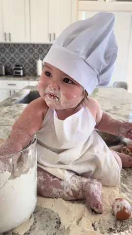 Aleah’s bakery 🧁 🤎#monthlypictures #panaderoconelpan #cutebaby #baby #fypシ 
