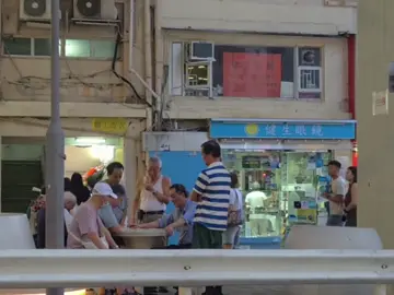 Từ Shek Tong Tsui đến Kennedy Town Tôi chưa bao giờ phân biệt được ranh giới giữa hai nơi này; tôi cứ lang thang từ nơi này sang nơi kia mà không hề nhận ra. Mỗi lần đến cùng một địa điểm, góc nhìn của tôi lại khác nhau. Điều quan trọng là góc nhìn của tôi thay đổi mỗi ngày. #hongkong #纪录片 #phimtailieu #nhưcốnhặtmộtgiấchồimộng #longervideos 