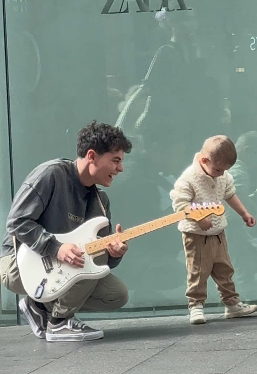the cutest interaction that l've ever had? 🫶🏻 #sultansofswing #direstraits #streetinteractions #interaction #busker     