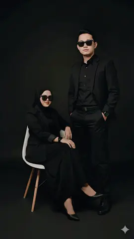 Join trend Gemini AI 😂“jadikan satu frame foto dua orang ini layaknya seperti foto studio bareng background hitam, dengan pakaian wanita muda memakai blezer hitam rok panjang hitam sepatu heels hitam kacamata hitam duduk santai dikursi dan pria muda memakai jas hitam celana panjang hitam sepatu hitam kacamata hitam berdiri disamping wanita, dengan pose tubuh yang rileks dan santai elegan namun berwibawa dengan pencahayaan lembut dan minim menghasilkan bayangan tegas dan suasana moodys. estetika sederhana dan modern”#capcut #trending #geminiai #geminiaipasangan #jointrend 