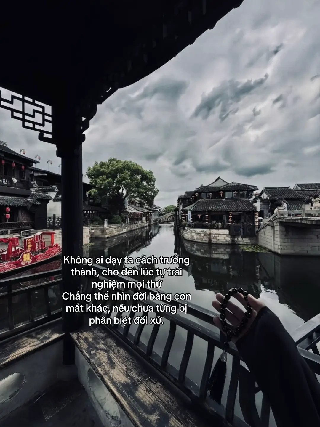 没有人教我们如何成长，直到我们亲身经历一切。 如果我们从未受到歧视，就不可能用不同的眼光看待生活。#tanh08_ #tamtrang #story #sttdoi 