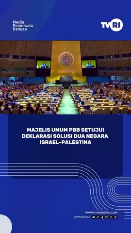 Majelis Umum Perserikatan Bangsa-Bangsa (PBB) mengesahkan deklarasi yang berisi langkah nyata menuju solusi dua negara bagi Israel dan Palestina.  Resolusi tersebut didukung oleh 142 negara, ditolak 10 negara, sementara 12 negara memilih abstain. Dalam resolusinya, mayoritas negara anggota menyatakan dukungan terhadap pengakuan Palestina sebagai negara merdeka serta proyeksi Solusi Dua Negara dengan Israel. Resolusi tersebut juga menekankan perlunya Otoritas Palestina mengendalikan seluruh wilayah Palestina, dengan syarat Hamas menyerahkan senjata dan kekuasaannya. Selain itu, diusulkan pembentukan komite administratif transisi pasca-gencatan senjata. #TVRI #TVRINasional #mediapemersatubangsa 