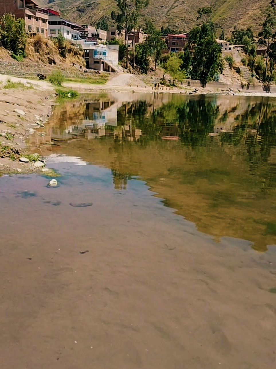 Este hermoso lago se encuentra en el distrito de Pillpinto, provincia de Paruro, departamento de Cusco. Rodeado de naturaleza y con un paisaje que recuerda a una playa, este lugar es perfecto para desconectarse y disfrutar de la tranquilidad.🌊🏖 📍Además, aquí se grabó el videoclip 