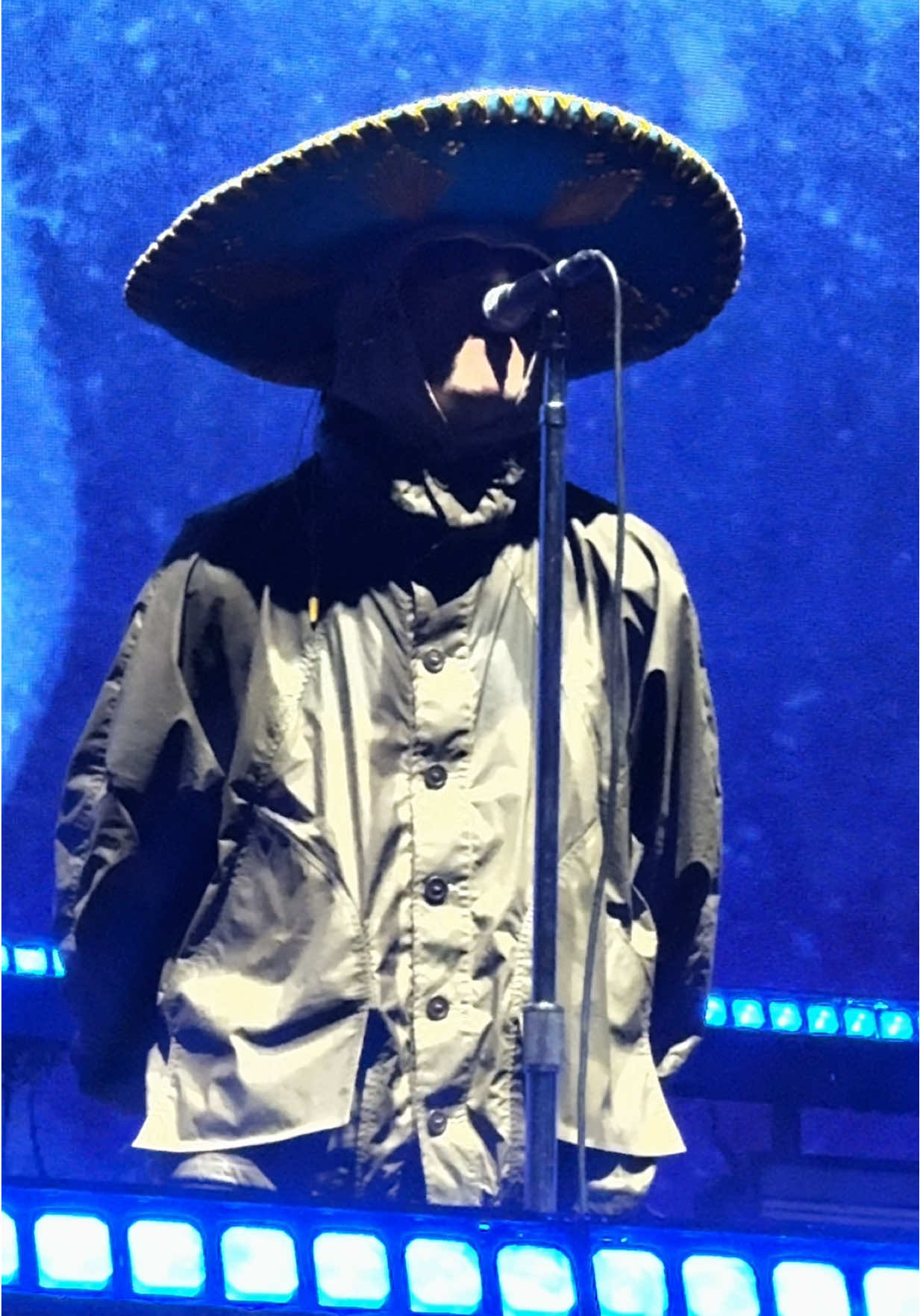 Así termina el show de Oasis con Champagne Supernova y se despide de México, y Liam con sombrero mexicano ¿qué les parece? #oasis #oasisfans #oasisband 