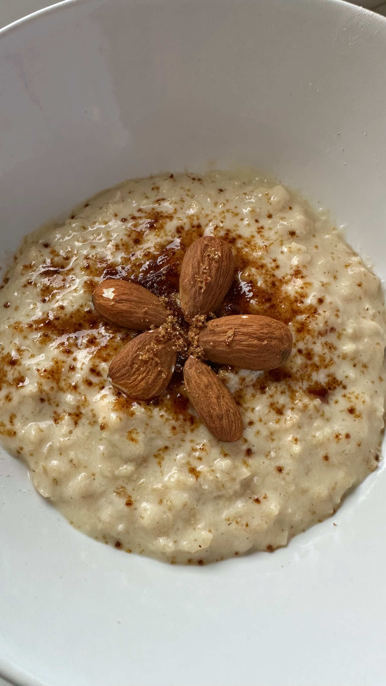 Un bol qui réchauffe ☕️ Porridge amandes : • 30 gr flocons d’avoine  • 80 ml lait d’amandes @Alpro  • 1 œuf  • 1 càs de yaourt grec  • 25 gr miel  • 15 gr poudre d’amandes  • un peu d’extrait d’amande  Almond porridge: • 30 g oats • 80 ml almond milk @Alpro • 1 egg • 1 tbsp Greek yogurt • 25 g honey • 15 g almond powder • a dash of almond extract #porridge #overnightoats #petitdejeuner #recetterapide #fallbaking 