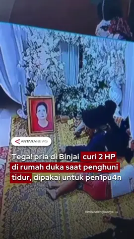 Aksi pencurian terjadi di sebuah rumah duka di Jalan Tengku Amir Hamzah, Binjai Utara, Kamis (11/9) sekitar pukul 04.00 WIB. Seorang pria terekam CCTV masuk dengan cara mengendap saat keluarga yang berduka tengah tertidur. Pelaku lalu mengambil dua unit handphone yang diletakkan di samping pemiliknya. Menurut keluarga korban, nomor handphone yang dicuri tersebut kemudian disalahgunakan untuk menipu sejumlah kontak dengan modus meminta uang. Kasus ini sontak membuat resah warga setelah rekaman CCTV aksi pelaku beredar di media sosial. Hingga kini, pelaku masih dalam pencarian. #Binjai #Kejahatan #CCTVViral #Pencurian #RumahDuka   