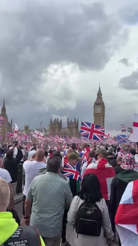 Tens of thousands of people gather in London for the rallies organised by 'Unite the Kingdom' free speech festival, an anti-immigration alliance led by far-right Tommy Robinson VS 'Stand Up To Racism (SUTR)' welcoming migrants and campaigning against racism and hate #UniteTheKingdom #13thSeptember #StandUpToRacism #DowningStreet #CharlieKirk