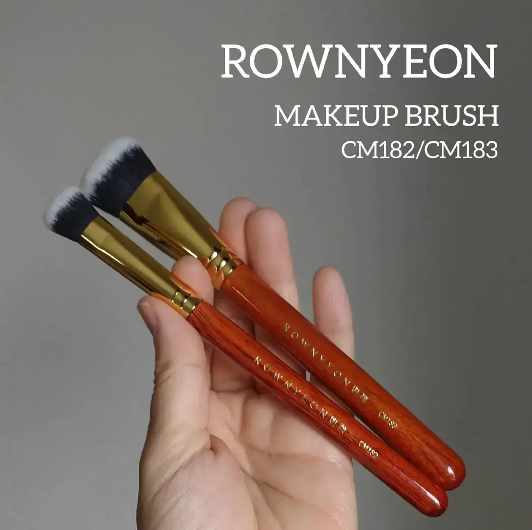 ROWNYEON リキッド＆クリーム専用チークブラシ #​プロモーション   CM182/CM183 高品質のアフリカンローズウッド（ブビンガ）と24金メッキを施した真鍮を使用した赤漠シリーズ ギュッと密集した斜めカットのブラシがクリーム、リキッド、パウダーまでマルチに使えるメイクブラシです クリーム系はトントンと叩くように広げるとふんわり自然にぼかせます 斜めの毛先が細くなっているので細かい部分にも塗りやすくテクニックいらずで仕上げられます ヘッドが小さいCM182はコンシーラーを塗るのに便利 狙った所にピンポイントで使えました 人工毛で扱いやすく、チクチクしない肌当たりも嬉しい、コスパ良しのメイクブラシ Amazonに公式ストアがあるよ！ #​ROWNYEON #​ローイオン #​メイクブラシ #​チークブラシ #Lemon8 