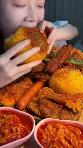 It's the weekend. Remember to treat yourself to a big meal.#fyp #foodtiktok #asmr #lonelydinner #weekendvibe 