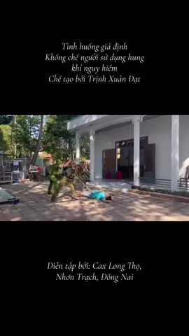 Gậy khống chế người sử dụng hung khí nguy hiểm. Chế tạo bởi Đại uý Trịnh Xuân Đạt. Thanks tác giả clip @L.A.T 🇻🇳🇻🇳🇻🇳 