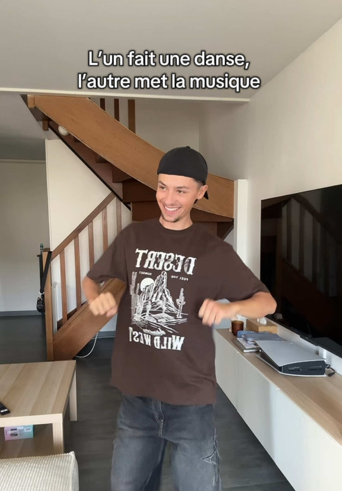 L’un fait une danse, l’autre met la musique 🎵🕺 #trend #couple #humour