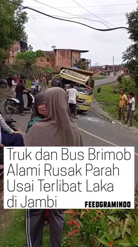 Kecelakaan terjadi di Jalan Lintas Kerinci-Bangko, kali ini Mobil Bus Brimob terlibat kecelakaan dengan Mobil Dump Truk, di desa Baru Pulau Sangkar, kecamatan Batang Merangin, Kerinci, pada Jumat (12/9/2025). .