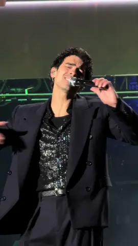 @joejonas singing Just In Love in Utah! I loved that he wasn’t on top of the billboard tonight for this!!