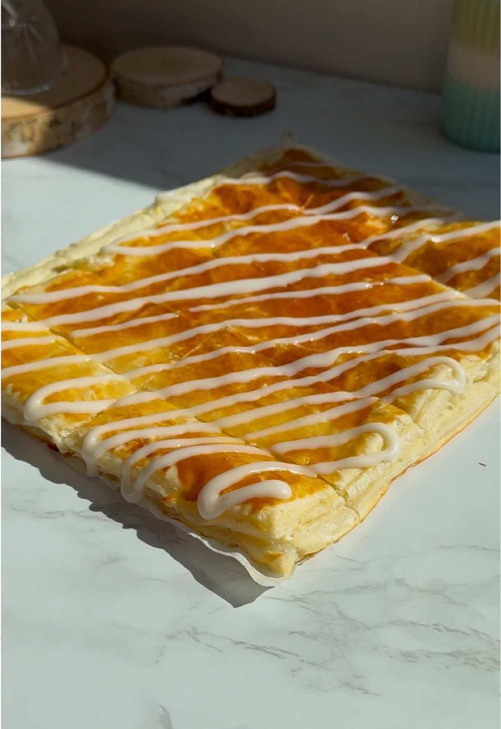 Diese Puddingstangen sind in 5 Minuten zubereitet! 🥰  Rezept: 250g Quark, 60g Zucker, 20g stärke, 1 Ei, eine Prise Salz und etwas Vanille gut verrühren. Einen Blätterteig halbieren und auf eine Hälfte die Masse verstreichen. Die andere Hälfte vorsichtig drauf legen und mit Eigelb bestreichen. Bei 180°C ca 15 Minuten goldbraun backen. Nach dem abkühlen schneiden. Meine zuckerglasur besteht aus Puderzucker und gerade so viel Zitronen Saft das es spritzfähig wird. Darauf verteilen und fertig #puffpastry #schnellesrezept #EasyRecipe #baking