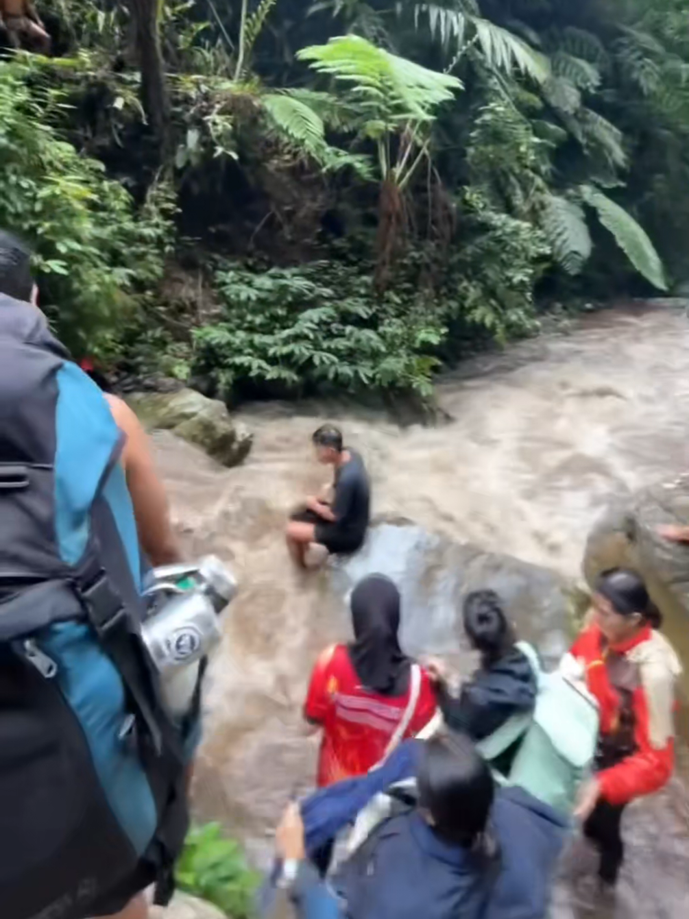 ‘ABI GYUD NAKOG MAMATAY NAMI’ A sudden surge of #water and strong current hit the #river near Mini Asik-Asik Falls in Calinan, #DavaoCity around 12:56 p.m. on Sunday, September 14, leaving visitors scrambling to safety. Video uploader Janelle Kaye Santiago recalled how the water rose within seconds, sweeping people downstream. She credited her younger sibling and a companion for their quick response that helped save their lives. “Abi gyud nakog mamatay nami. Seconds lang gyud kalit lang og saka ang water. Mga tao makita namo naanod na. Maayo na lang super abtik akong manghod,” she said. While Santiago’s group managed to escape, she shared that at least eight individuals were reportedly trapped on the other side of the #falls , unable to cross due to the strong current. “May bata didto nag-iyak kay naanod daw papa niya. Pero can’t confirm kay di ko nakita with my own eyes,” she told SunStar Davao in an online interview. Santiago said she and her friends have since left the area and are safe. 🎥Janelle Kaye Santiago #AllYouNeedToKnow