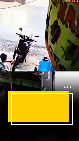 Aksi nekat seorang bocah mencuri sepeda motor terekam di depan Pegadaian, Jalan Laikang, Sudiang, Kota Makassar, Sulawesi Selatan, Minggu (14/9/2025).  Motor yang menjadi sasaran diketahui dalam kondisi tergembok cakram, namun hal itu tidak menyurutkan pelaku untuk membawa kabur kendaraan tersebut. Peristiwa ini sontak menghebohkan warga sekitar karena pelaku masih di bawah umur.  Kasus ini kini tengah ditangani pihak kepolisian guna mengungkap motif serta kemungkinan adanya pihak lain yang terlibat.