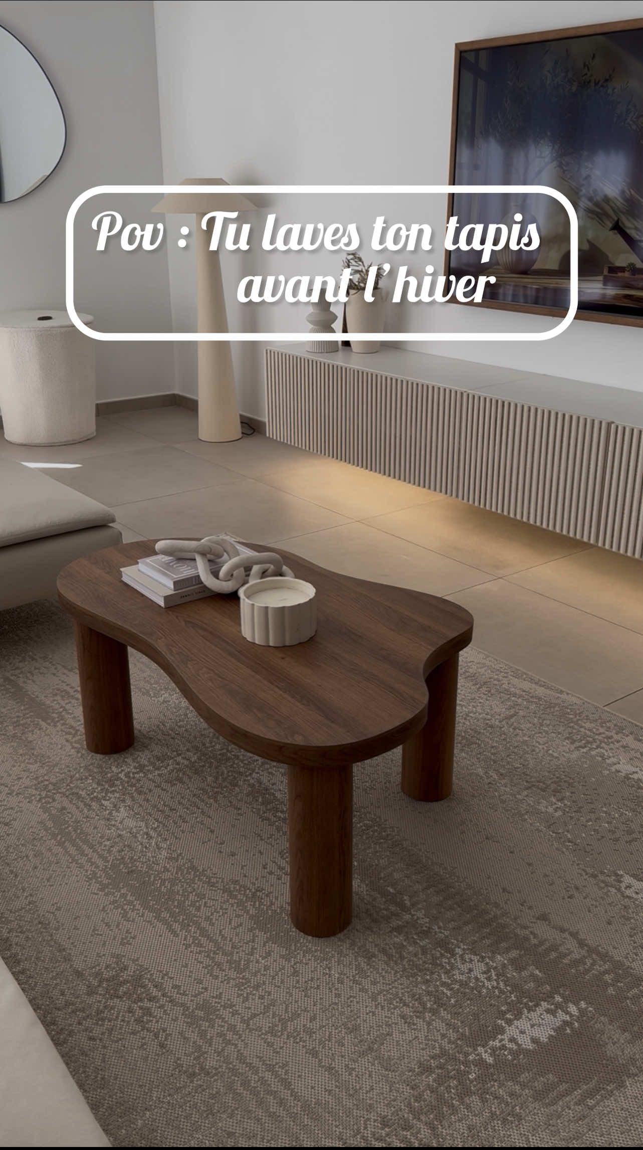✨ POV : tu laves ton tapis avant l’hiver ✨ Vous me demandez souvent comment je lave mon tapis, alors je vous montre tout dans cette vidéo ! Je le fais deux fois par an : au début du printemps et en septembre. Et comme j’ai la chance de vivre dans une région où il fait beau, ça sèche vite ☀️ Mon petit secret : j’ajoute toujours un peu d’adoucissant pour que la bonne odeur reste longtemps 💙 Je sais qu’il existe des shampouineuses, mais j’ai l’impression que mon tapis est mieux lavé comme ça. C’est comme ça que ma mère faisait, et j’ai gardé la même habitude. C’est aussi pour ça que je prends ce type de tapis : facile à laver et à sécher rapidement ! Un petit moment satisfaisant & un peu ASMR pour vous 🧼✨ #CleanTok #cleaning #clean #asmr #homedecor 