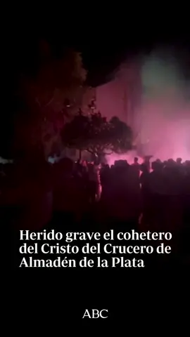🎆 La procesión del Cristo del Crucero en Almadén de la Plata terminó en tragedia la noche del 13 de septiembre, tras explotar por error el material pirotécnico que transportaba el cohetero. El hombre resultó herido grave y fue trasladado de urgencia al hospital, dejando en shock a vecinos y asistentes. El incidente ocurrió en plena salida procesional, cuando el material explotó en el carro que lo transportaba. La comitiva quedó detenida durante más de una hora en la plaza, hasta que se decidió suspender de forma definitiva el recorrido. 📍 Sigue leyendo en nuestra web #sevillahoy #AlmadéndelaPlata #procesión #sucesos #Andalucía