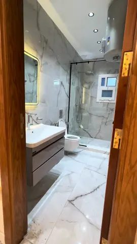 🚿 “هنا مش مجرد تشطيب.. هنا فن معماري معمول بإيد بتفهم في كل تفصيلة. من أول توزيع السباكة لحد البروسلين الهاي كلاس، كل خط مرسوم بدقة، وكل خامة مختارة بعناية. 👌 النتيجة؟ حمام مودرن متكامل.. يجمع بين العملية والأناقة في لقطة واحدة. لو بتدور على الجودة، التفاصيل دي بتتكلم لوحدها. #حمام_مودرن #حمامات_مودرن #ديكور #bathroom #egypt  @sherifyakout2 