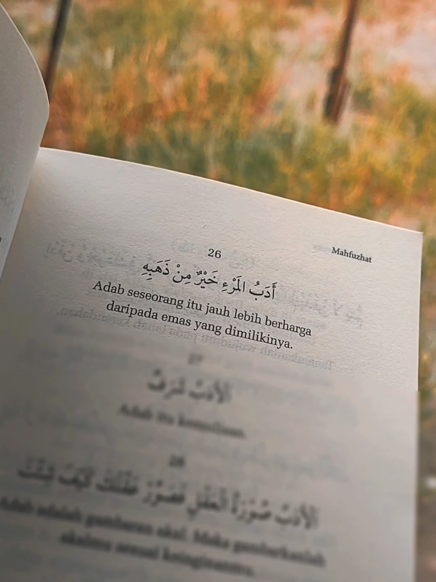 📖 Mau keliatan pinter qoutes Arab tanpa harus mondok? Tenang, ada caranya 😎 Buku Mahfuzhat ini berisi 2000+ kata mutiara Arab lengkap dengan arti & maknanya. ✨ Ringkas, padat, penuh hikmah. ✨ Bisa jadi bahan renungan, motivasi, sampai konten harian. ✨ Cocok buat pelajar, santri, atau siapa pun yang cinta ilmu. 🔥 Dengan buku ini, kamu bisa selalu punya stok quotes Arab yang ngena banget buat ngobrol, nulis, atau update status. #bukumahfuzhat #syairarab🥀 #bukuviral #bukumahfuhadzsantri #fyp 