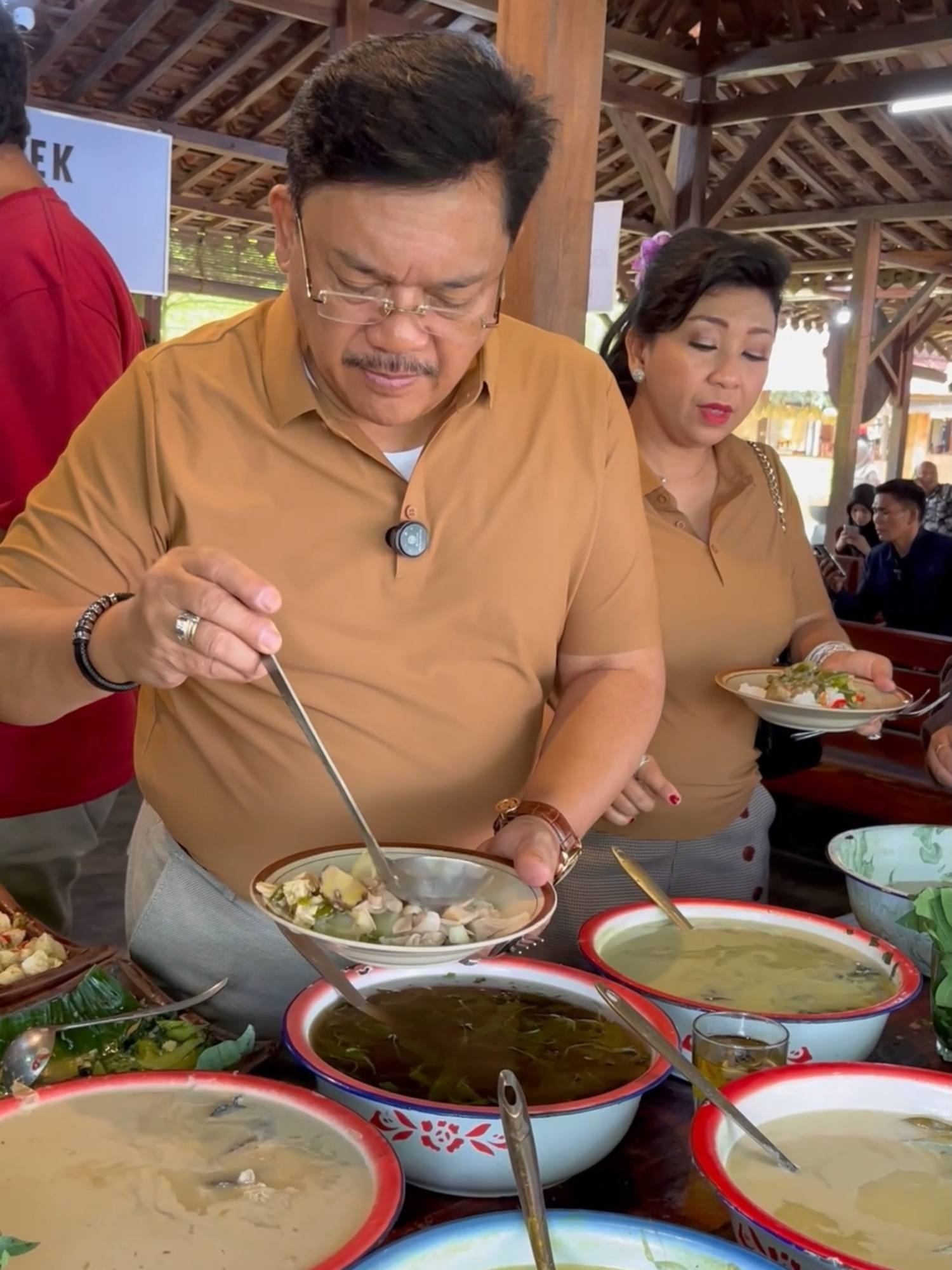 Makan siang sederhana yang bikin bahagia Bersama Tim Walikota. Nasi sayur lodeh, kopi tubruk, dan pisang goreng khas di Gedang Kepok Karanganyar. Nikmatnya cita rasa lokal yang tak tergantikan. 📍 Kopi Gedang Kepok Karanganyar #Salatiga #KulinerSalatiga #GedangKepok #KulinerNusantara #MakanSiang #WalikotaSalatiga #wisatakuliner