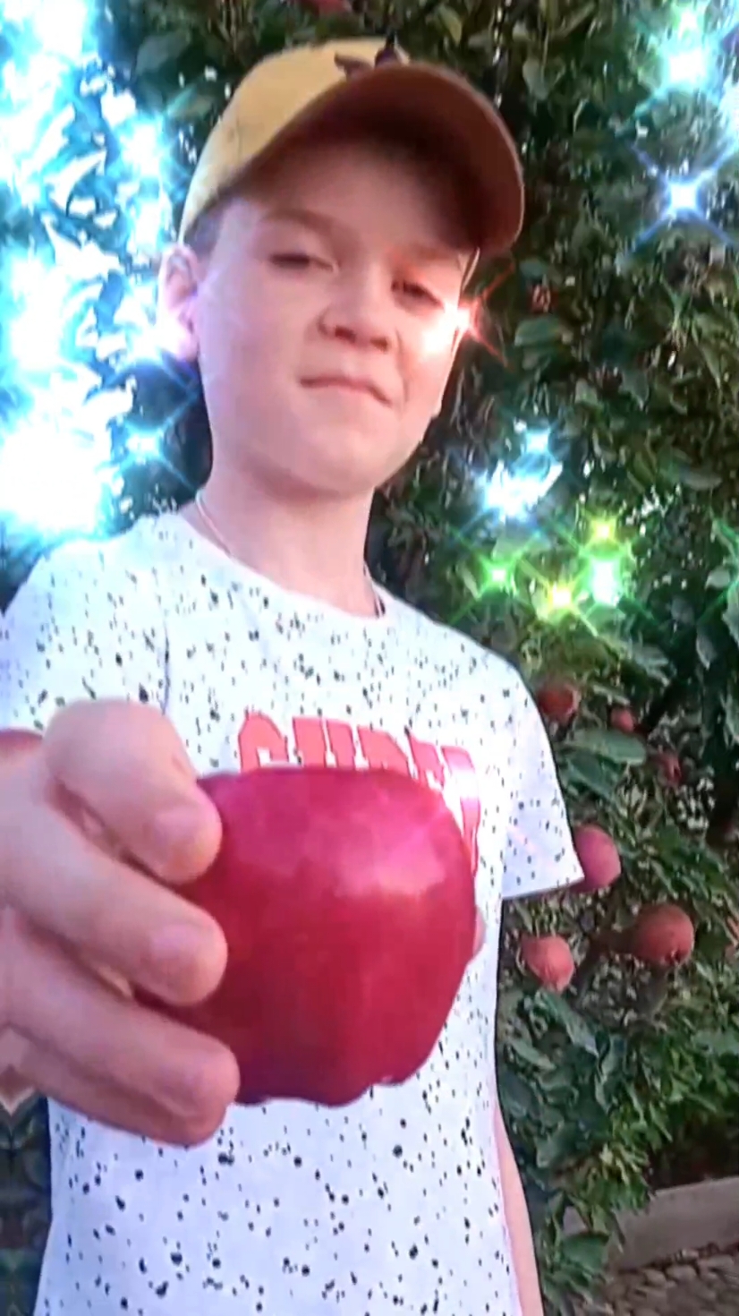 🍎 Угадай фрукт по видео! 🍇 @MCROMA13  Привет, юные учёные! 🎓 Сегодня Академик Кроха подготовил для вас интересную викторину! 🧩 Сможете ли вы угадать фрукт по его загадочным подсказкам? 🔍 Что вас ждёт в видео: Захватывающие загадки о фруктах Весёлые подсказки для юных детективов Возможность проверить свои знания Присоединяйтесь к игре! 🏆 Ставьте лайк, если угадали фрукт! 🍏 Пишите в комментариях свои ответы! 🍎 Подписывайтесь на канал — впереди ещё много познавательных видео! 🍇 #академиккроха #фрукты #викторина #дети #образование #познавательное #угадайфрукт #длядетей #развитие #наука  P.S. Не забудьте включить уведомления, чтобы не пропустить новые выпуски! 🔔