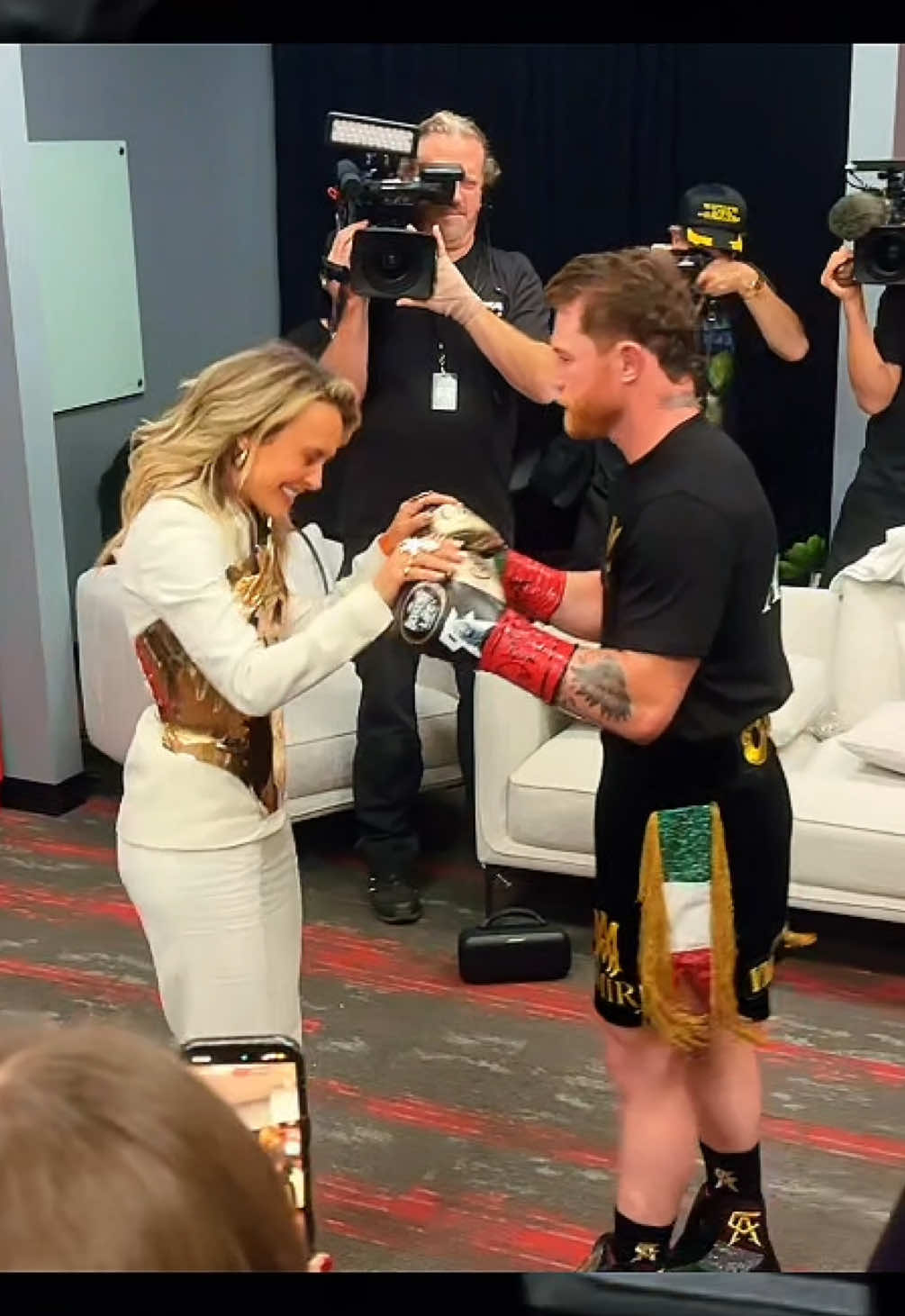 Nada nos detiene, ¡mexicanos con orgullo! 🇲🇽 Eres nuestro campeón @canelo un honor interpretar nuestro himno en tu noche. Gracias por inspirar a Mexico 👊🔥 #VivaMexico #canelocrawford #fey #himnonacional 