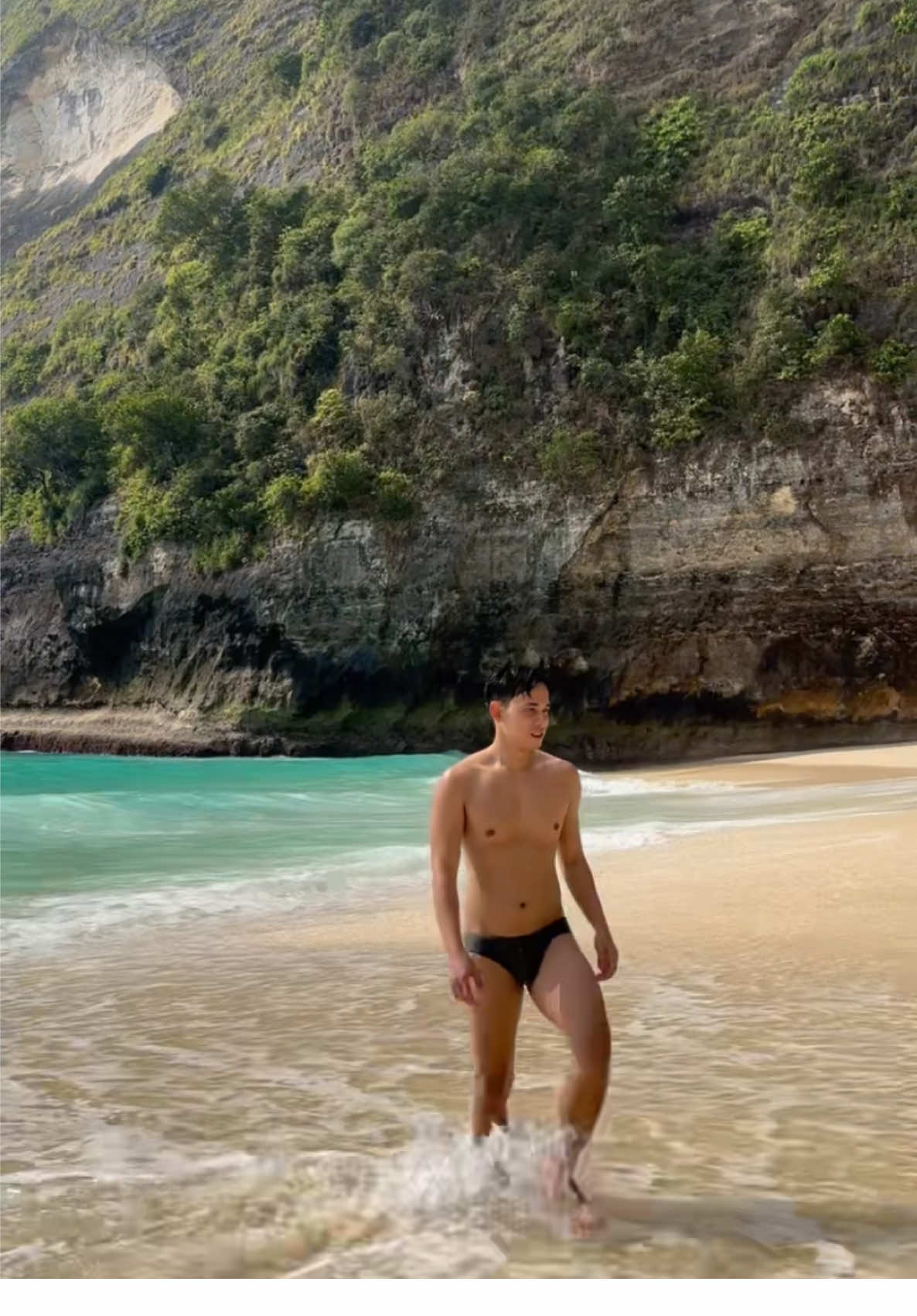 lo sih sibuk mulu, jalan-jalannya jadi sendiran aja kan gue. #beach #bali #penida #boys #gym 