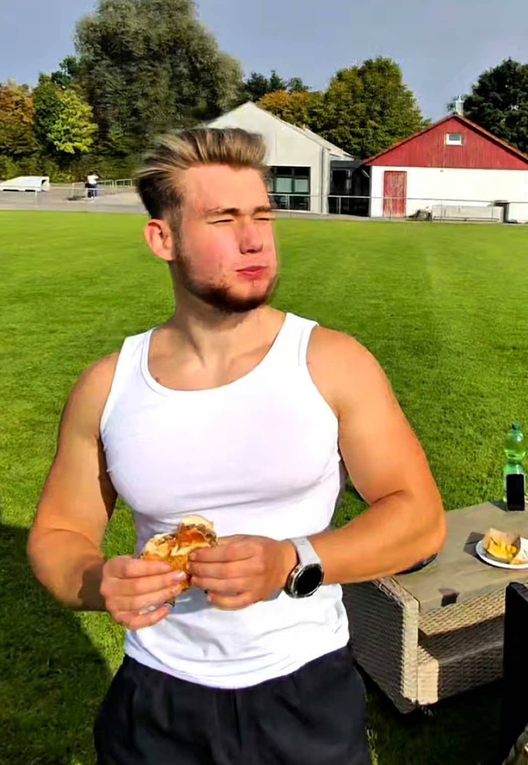 Alleine auf Party gehen macht genau so viel Spaß wie alleine Burger essen 😁✌🏻 P.S. Die Adresse vom Laden findet ihr am Ende vom Video 🫶🏻 #alleine #essen #socialanxiety #ulm #burger 