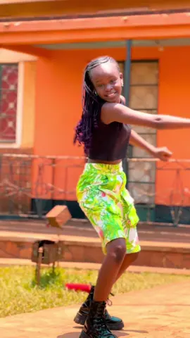 entering school week wz vibes  #foryoupage #videoviral #dancingmoves🕺🕺🕺 #creatorsearchinsights #quincelineofficial 