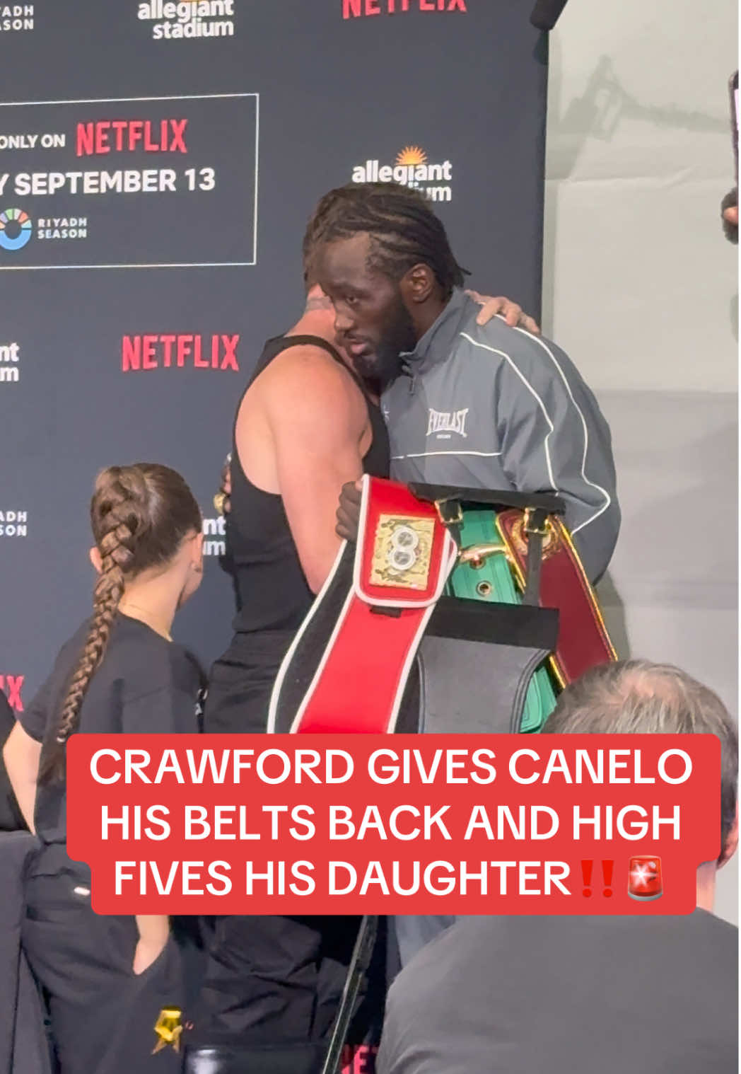 CRAWFORD GIVES CANELO HIS BELTS BACK AND HIGH FIVES HIS DAUGHTER‼️🚨 #canelo #crawford #boxing🥊 #caneloalvarez #vegas 