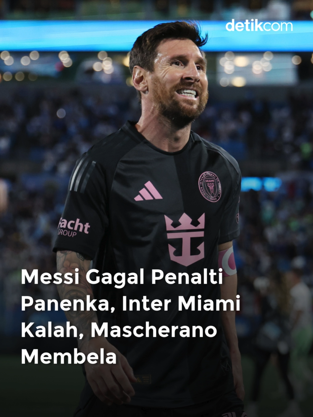 Lionel Messi gagal mengonversi penalti menjadi gol dalam kekalahan Inter Miami di markas Charlotte. Pelatih Inter Miami Javier Mascherano enggan menyalahkan Messi. Pemai ikonik Argentina itu memimpin the Herons pada pertandingan MLS di Stadion Bank of America, Minggu (14/9) pagi WIB. Inter Miami tumbang dengan skor 0-3, setelah dibobol tiga kali oleh Idan Toklomati. Namun, hasil pertandingan bisa saja berbeda apabila Inter Miami mampu memaksimalkan hadiah penalti di menit ke-31. Messi mengambil penalti itu lalu melepaskan tendangan Panenka dari titik 12 pas. Usai pertandingan, Mascherano membela Lionel Messi. Bagaimanapun, Messi selama ini jadi tulang punggung Inter Miami. 