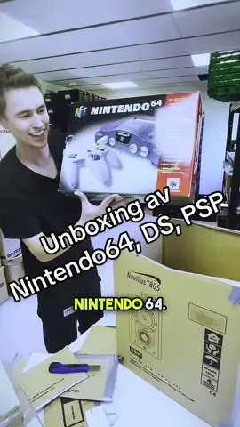 Noe av det beste vi vet er å pakke ut spill, konsoller og annet som etterhvert skal ut i nettbutikken! 👾 Her har vi fått inn en strøken Nintendo 64 med spill, DS, PSP og mye mer! Hva er ditt favorittspill på Nintendo 64? 👇  #nintendo #packingorders #gaming #n64 #gameboy 