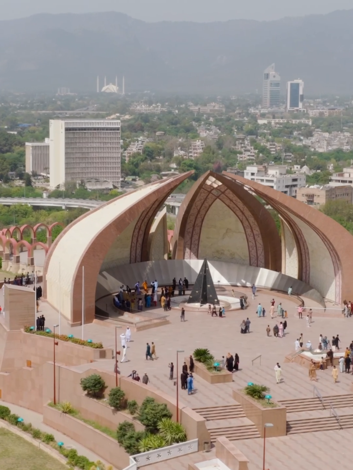 اسلام آباد اور ملائیشیا کا دارالحکومت کوالالمپور، دونوں ہی اپنے اپنے انداز میں ترقی اور خوبصورتی کی منفرد مثالیں ہیں، اور دونوں شہروں کو ’گرین کیپیٹلز‘ کہا جا سکتا ہے۔ اسلام آباد بمقابلہ کوالالمپور، دونوں شہروں میں کیا فرق ہے؟ #WENEWS #Islamabad #kualalumpur  #exploretheworld #citylife