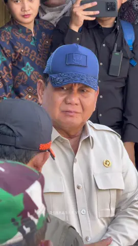 🚨 BREAKING NEWS 🚨 Menteri Pertahanan sekaligus Presiden Terpilih, Prabowo Subianto, hari ini turun langsung ke lokasi banjir di Bali untuk meninjau kondisi korban terdampak. Dengan mengenakan pakaian sederhana, ia mendatangi pengungsian, menyapa warga, serta mendengarkan keluhan masyarakat yang kehilangan rumah dan harta benda akibat terjangan banjir. Dalam kesempatan itu, Prabowo menegaskan bahwa negara tidak boleh tinggal diam. Ia memastikan seluruh unsur pemerintah, mulai dari TNI, Polri hingga relawan kemanusiaan, bergerak cepat menyalurkan bantuan logistik, pelayanan kesehatan, dan kebutuhan darurat bagi para pengungsi. Kehadiran Prabowo di tengah masyarakat Bali bukan hanya sekadar kunjungan formal, melainkan juga bentuk nyata kepedulian seorang pemimpin yang ingin memastikan rakyatnya merasakan uluran tangan negara di saat duka melanda. Warga pun menyambut hangat, merasa lebih kuat dan optimis karena tahu mereka tidak sendirian menghadapi bencana. ➡️ “Saya pastikan bantuan akan segera datang, negara hadir untuk rakyatnya,” tegas Prabowo. #PrabowoUntukRakyat #NegaraHadir #BaliBangkit #PrabowoPeduli #beritaviral 