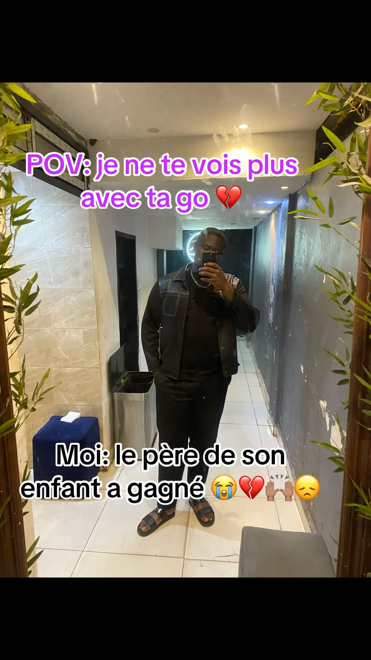 Bienvenue dans une génération où *l’amour ne suffit plus*.   T’as beau aimer fort, sincèrement, si t’as pas les moyens… tu perds.   Ici, *l’iPhone compte plus que les messages doux*, et les sorties chères valent plus qu’une attention gratuite.   On te quitte pas parce que tu ne donnes pas d’amour…   On te quitte parce que *tu ne donnes pas assez d’argent*.   On appelle ça 