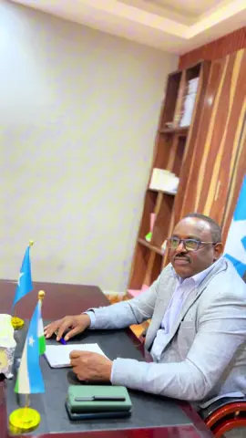 Guddiga gaarka ah ee u kuurgal-ka arimaha amniga ayaa kulan gaar ah la qaatay guddiga amniga caasimadda garoowe oo ugu horreeyaan gudoomiyaha gobolka nugaal iyo taliyaha qeybta gobolka. Kulanka oo uu shir Guddoominayay Xildhibaan Xasan Ducaale Dhagaxtuur oo ah Guddoomiyaha Guddiga Amniga Golaha Wakiillada Dowladda Puntland, ayee uga wada hadleen amni-ga caasimadda iyo sidii kor loogu qaadi lahaa xasiloonida iyo kala dambeynta. #puntland #parliament #foryoupage 